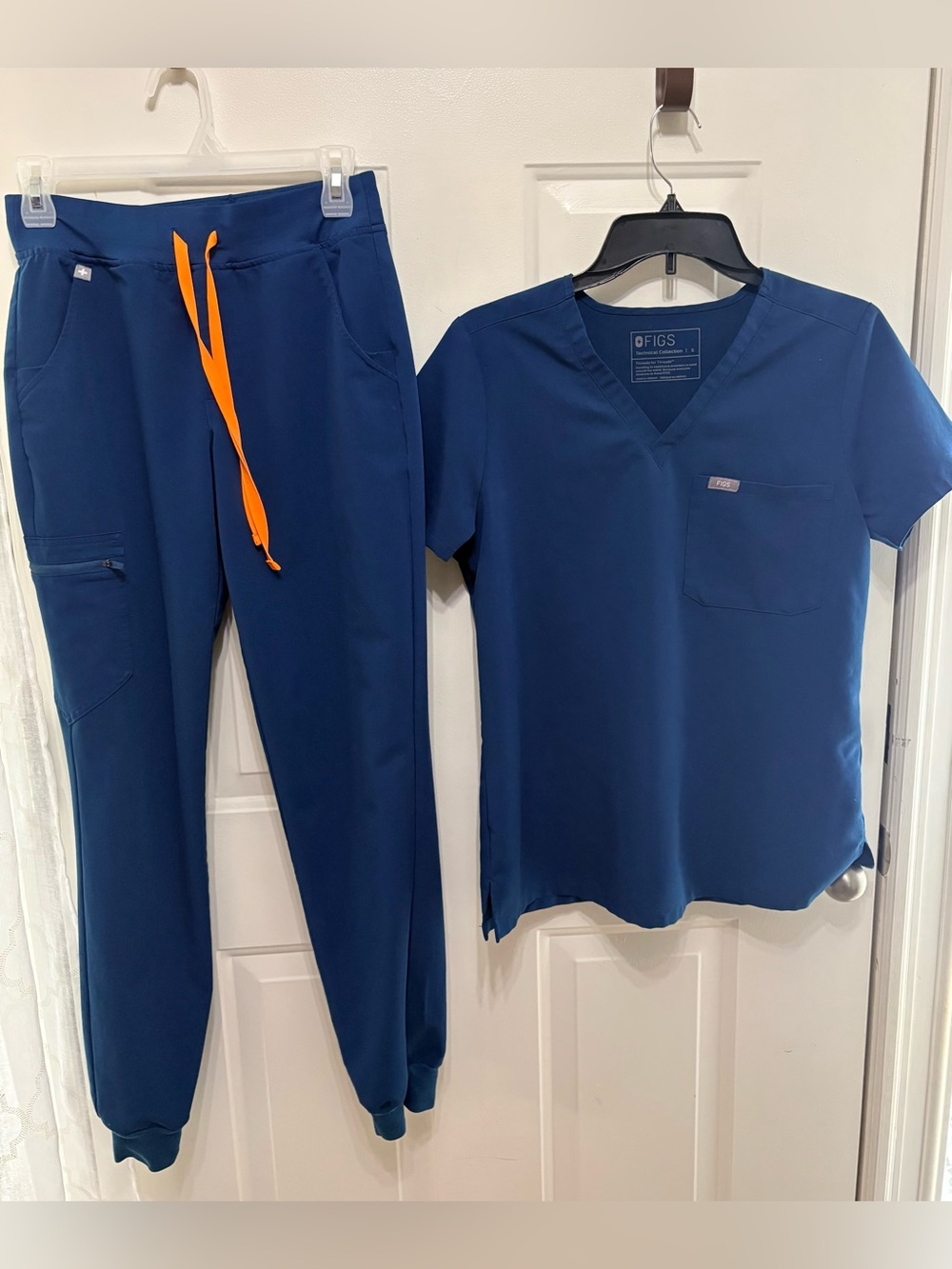 Figs V-Neck One-pocket sz small and Zamora joggers XS Tall